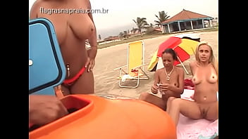 Vendedor De Sorvete Surpreendido Por Grupo De Garotas Peladas Na Praia