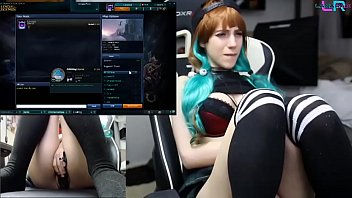 Teen Playing League Of Legends With An Ohmibod 1 2